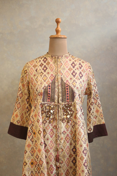 Lightly Embroidered Tie-Up Jacket