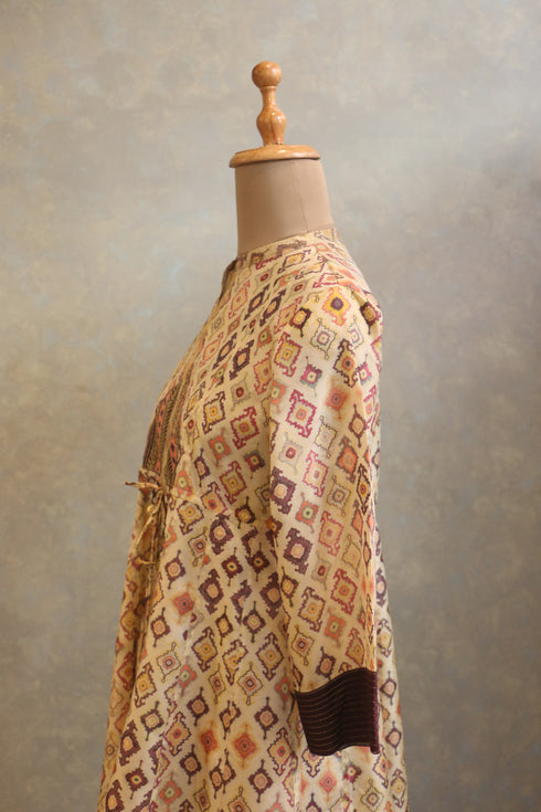 Lightly Embroidered Tie-Up Jacket