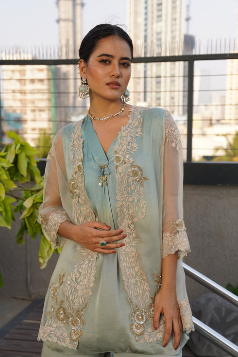 Short cape with Shaded inner