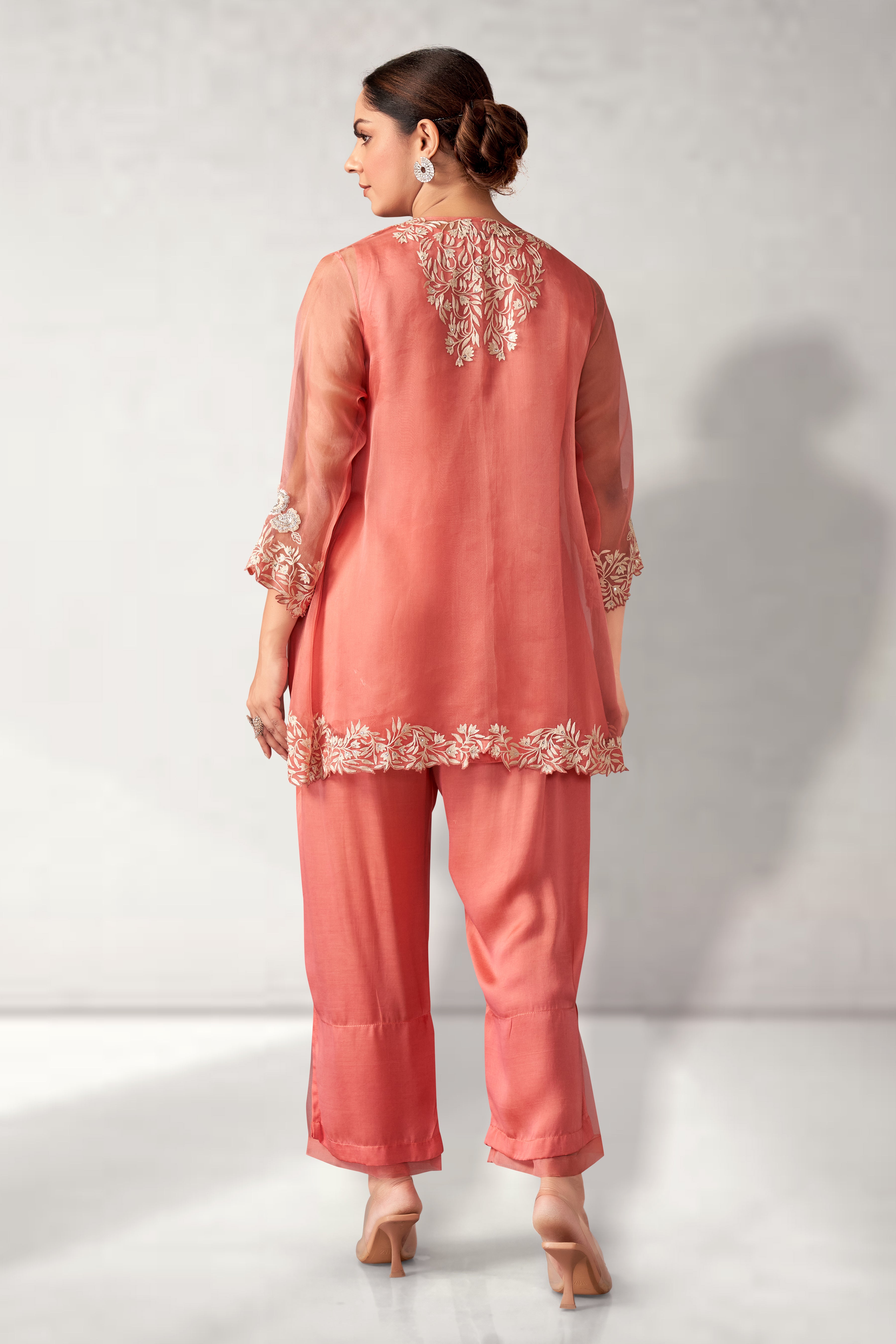 Cape with top set
