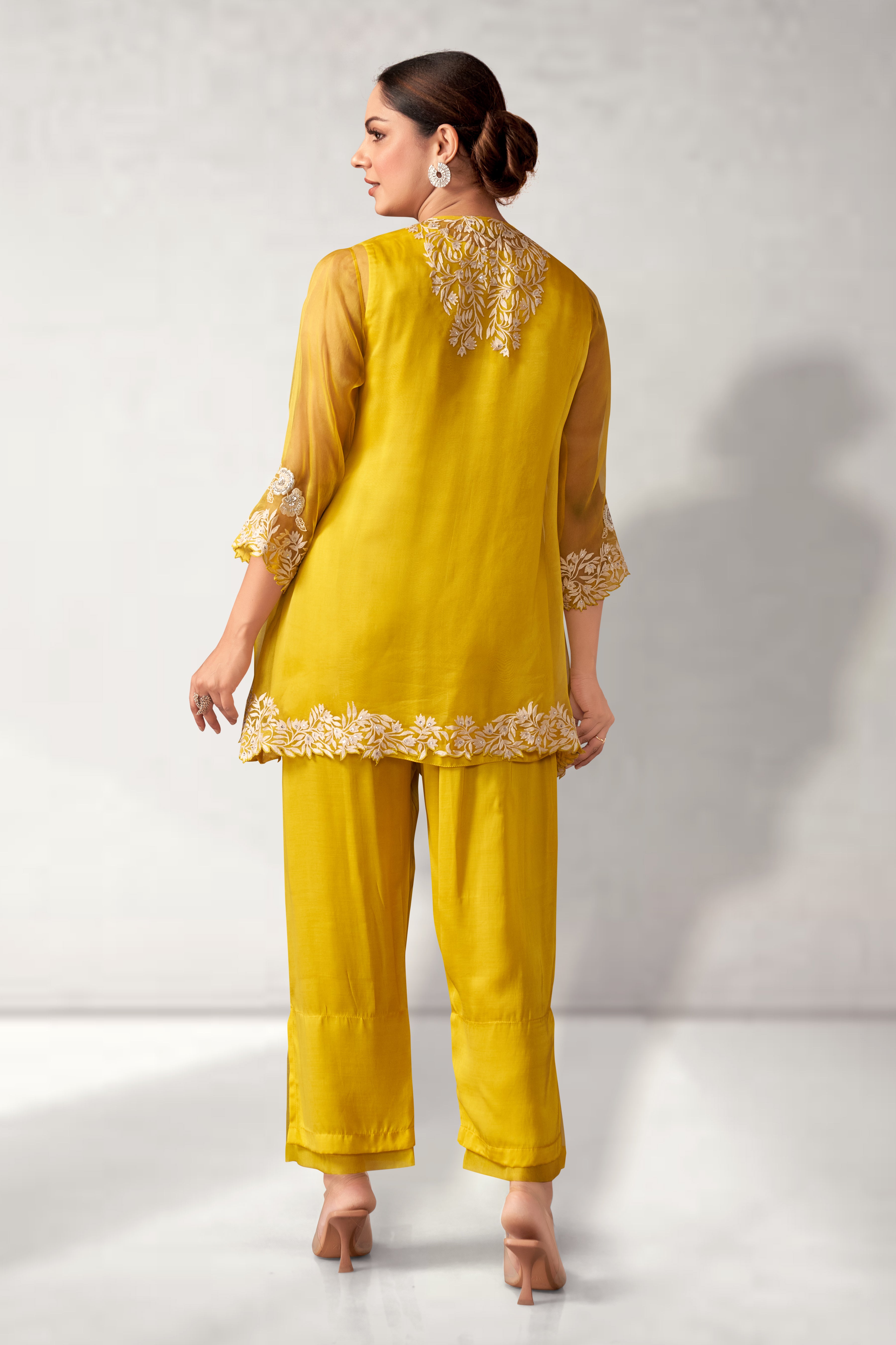Cape with top set