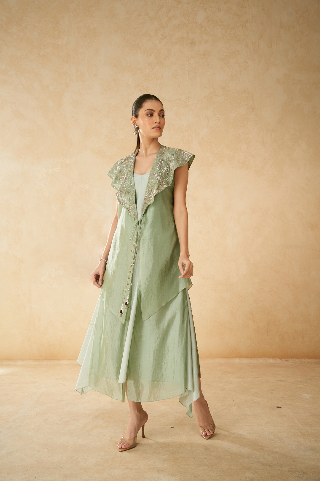 COLLAR DRESS WITH INNER A-LINE FLARE