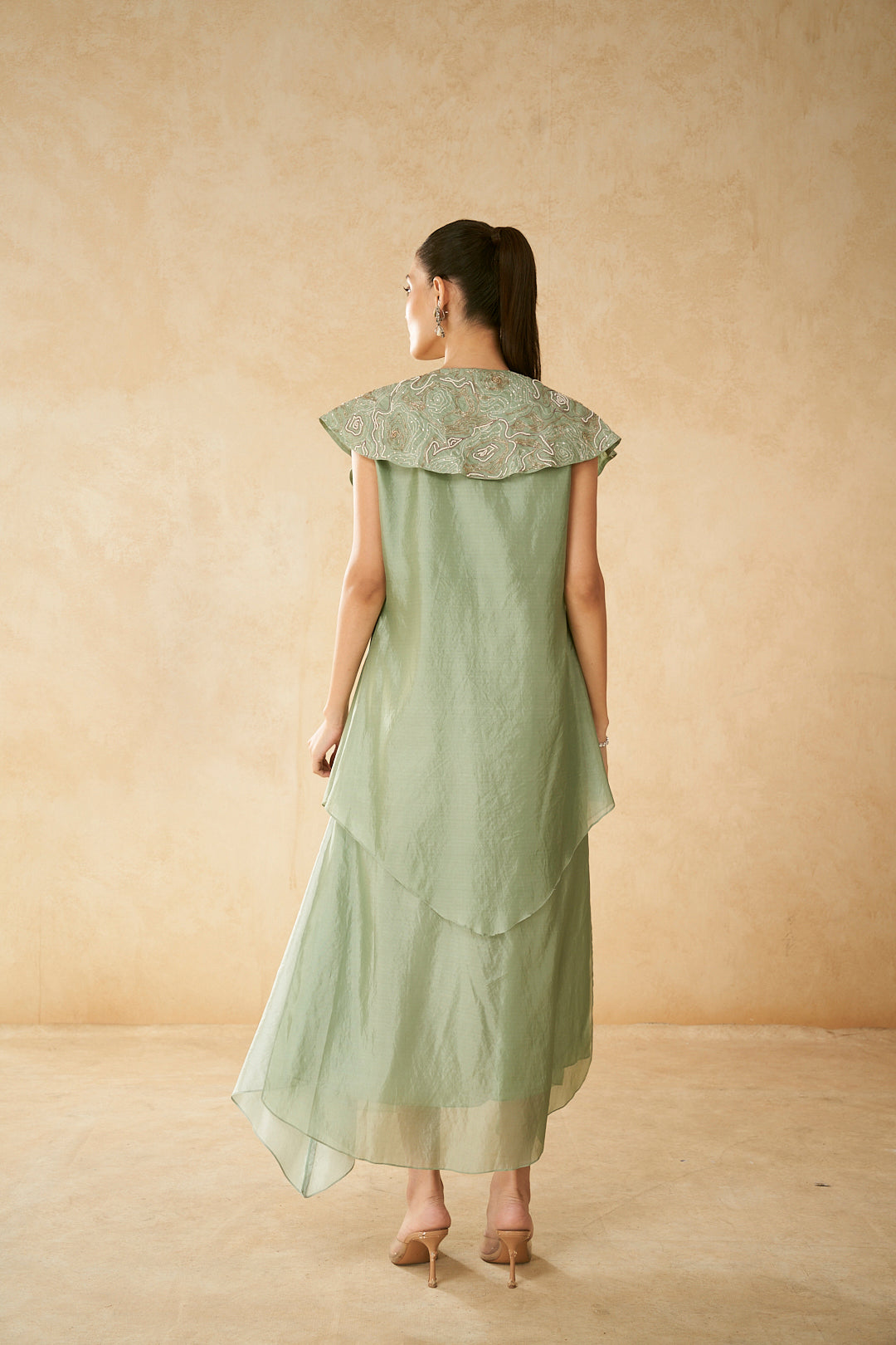 COLLAR DRESS WITH INNER A-LINE FLARE
