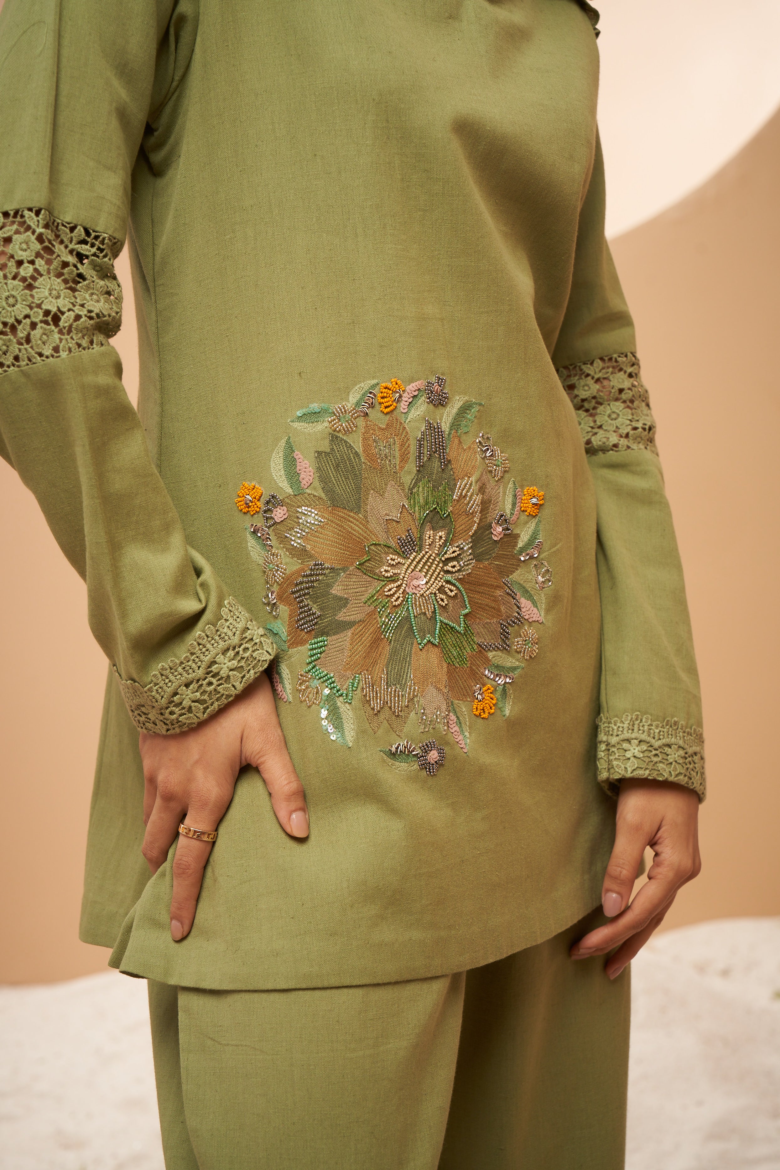 Kurta set with ruffled collar