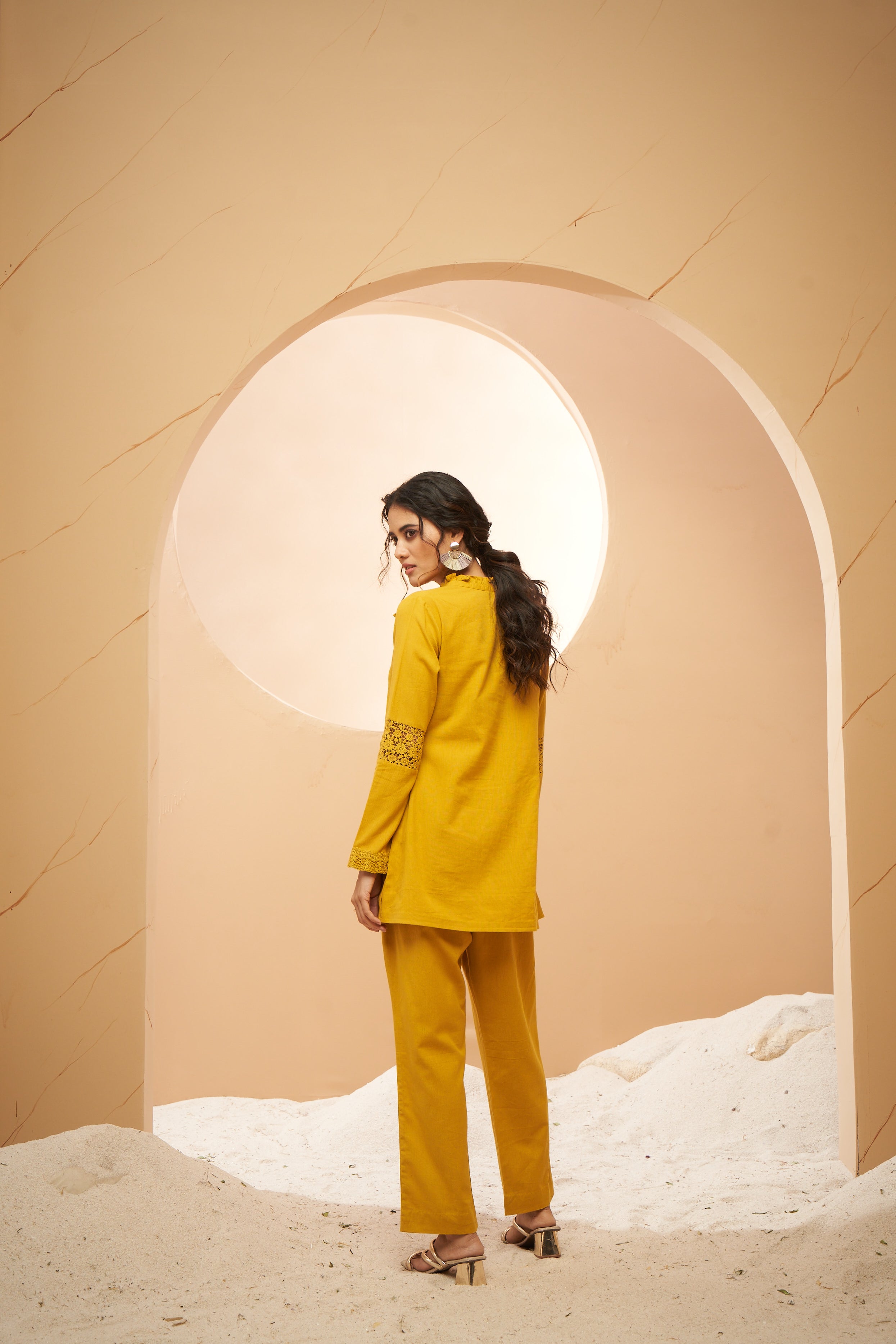 Kurta set with ruffled collar