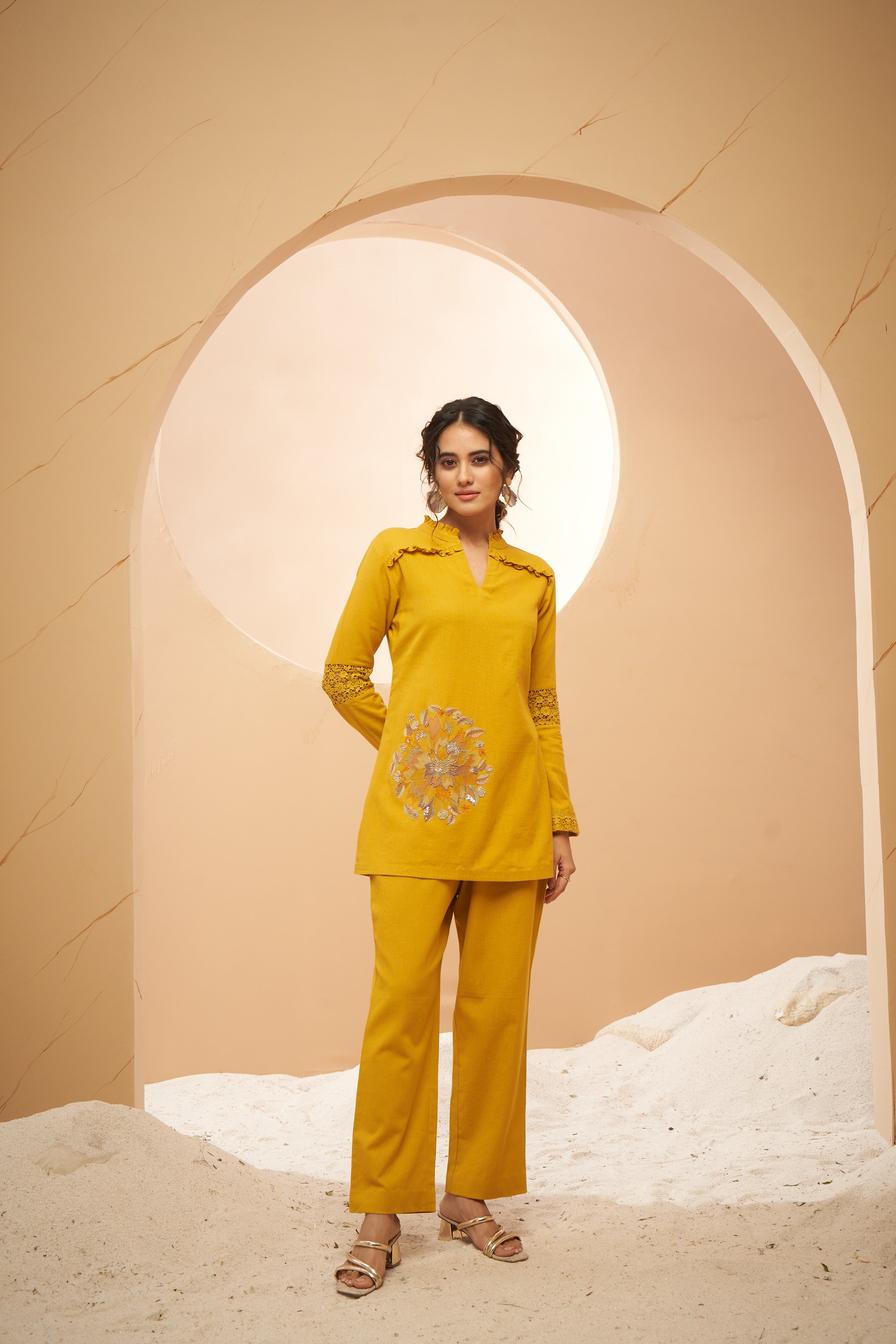 Kurta set with ruffled collar