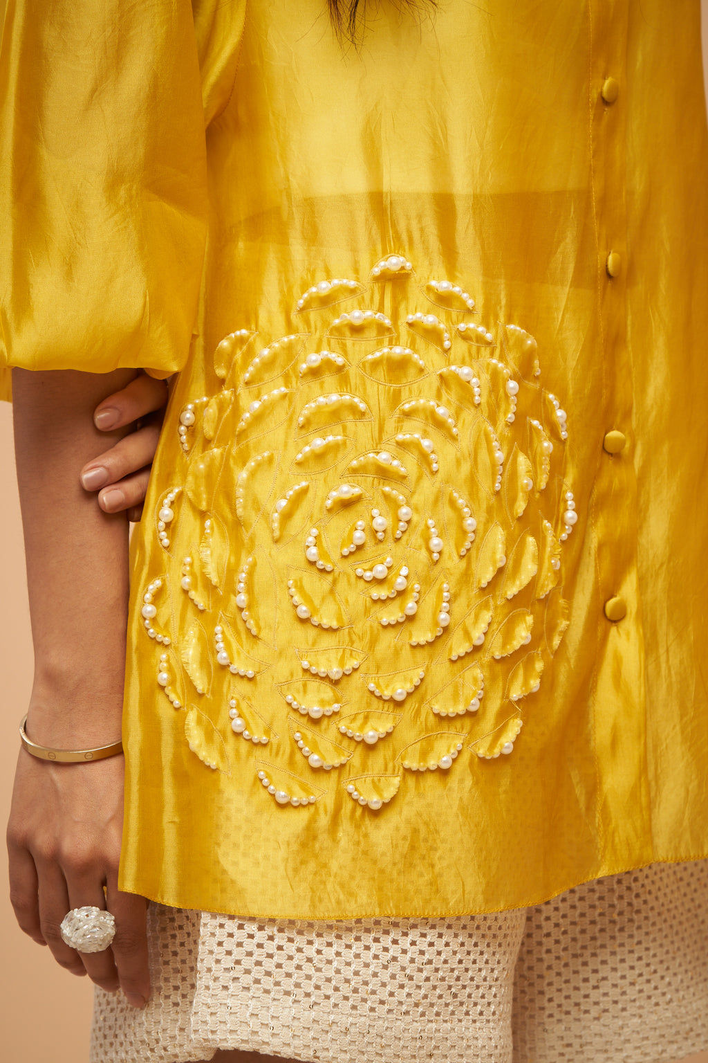 Shirt with puffed sleeves