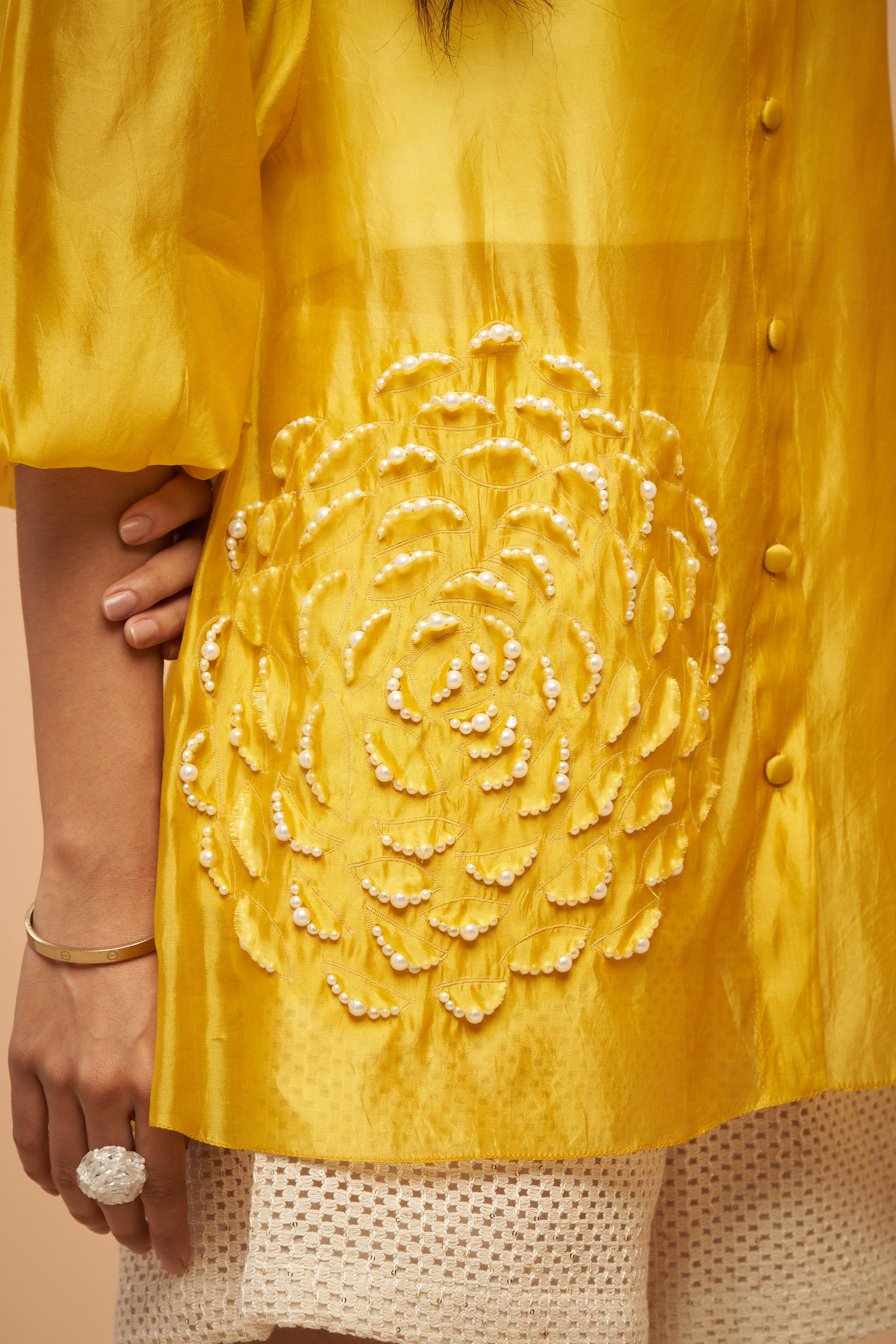 Shirt with puffed sleeves